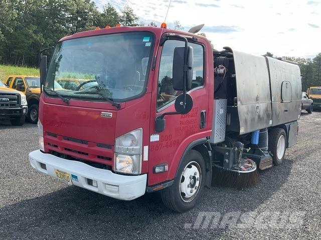 Isuzu NRR Camion balayeur