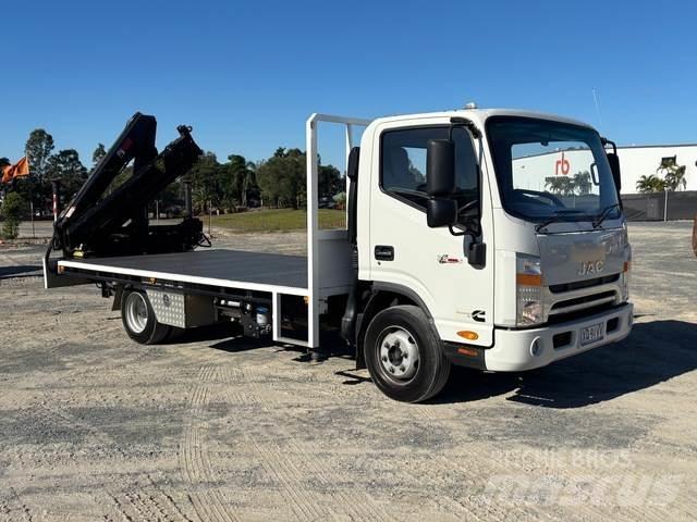 JAC N721 Camion plateau ridelle avec grue