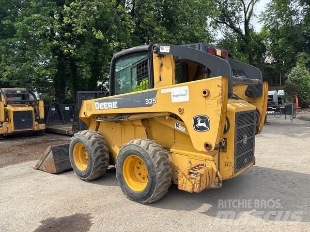 John Deere 325 Chargeuse compacte