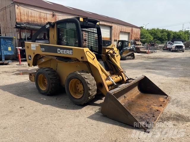 John Deere 325 Chargeuse compacte