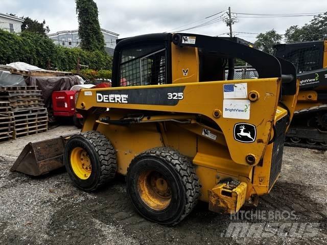 John Deere 325 Chargeuse compacte