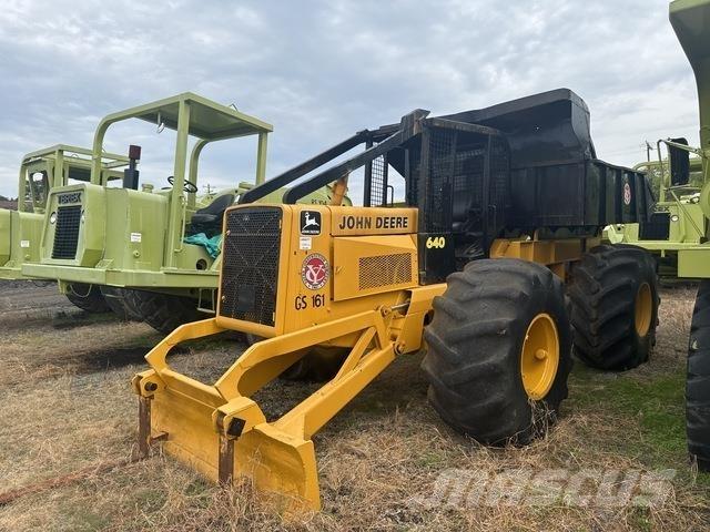 John Deere 640 Débusqueur