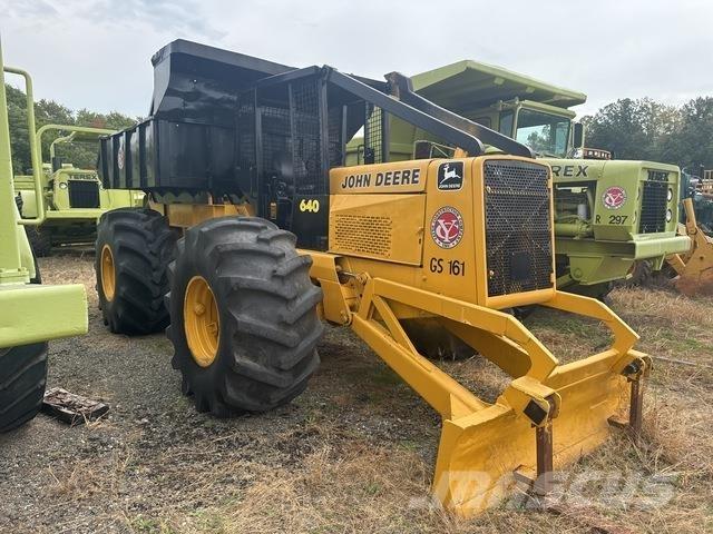 John Deere 640 Débusqueur