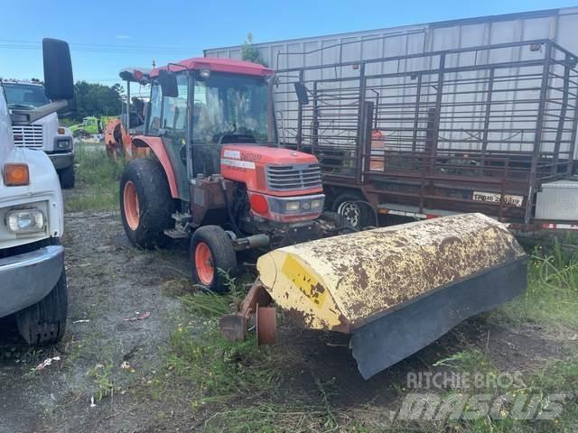 Kubota M5700 Balayeuses d'intérieur