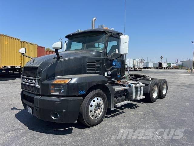 Mack AN64T Tracteur routier