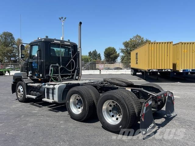 Mack AN64T Tracteur routier