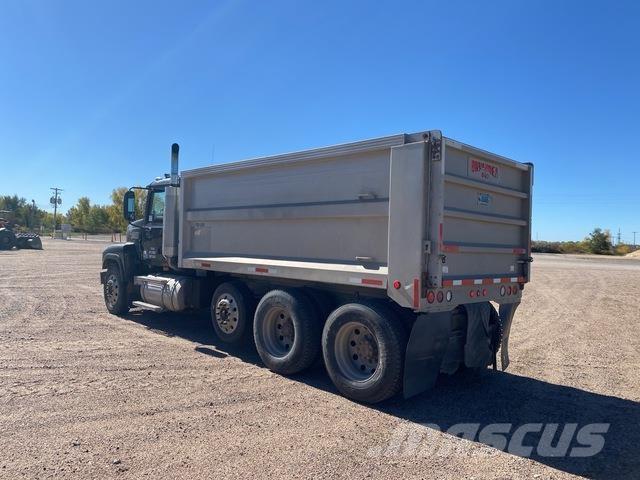 Mack CHN613 Camion benne