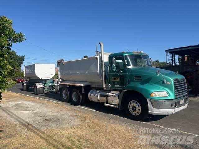 Mack CHU613 Autre camion