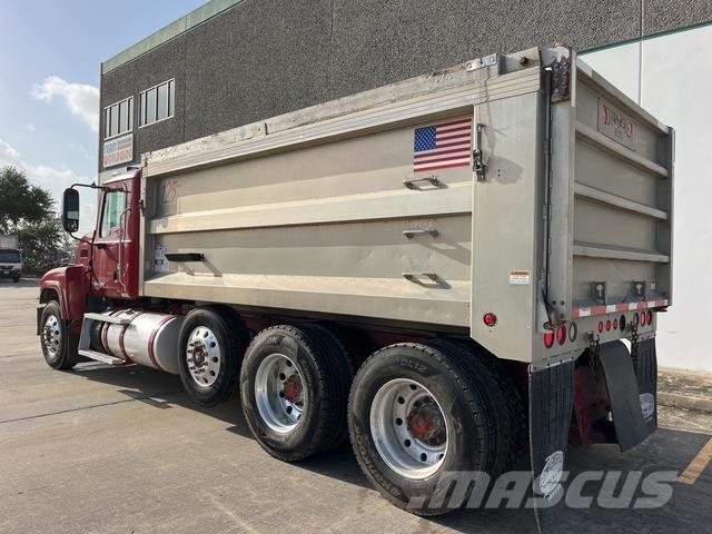 Mack CHU613 Camion benne