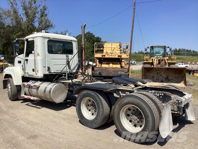 Mack CHU613 Tracteur routier