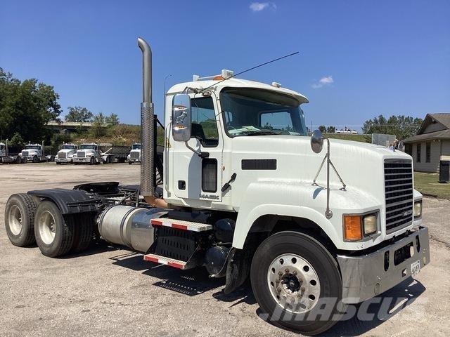Mack CHU613 Tracteur routier