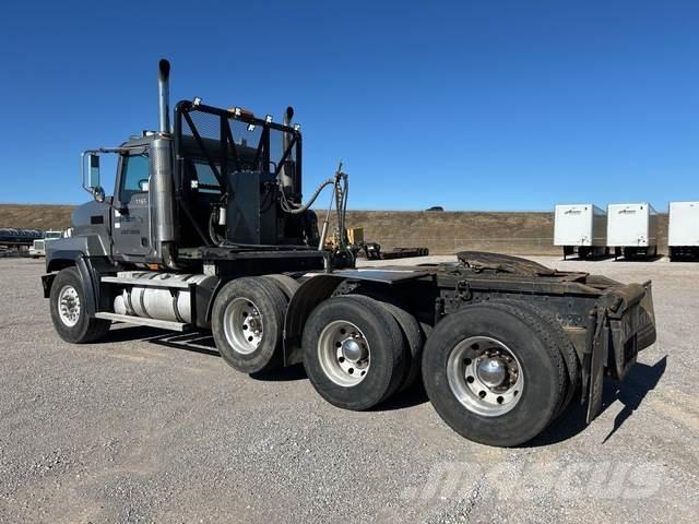 Mack CL713 Tracteur routier