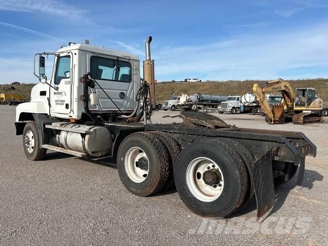 Mack CL733 Tracteur routier