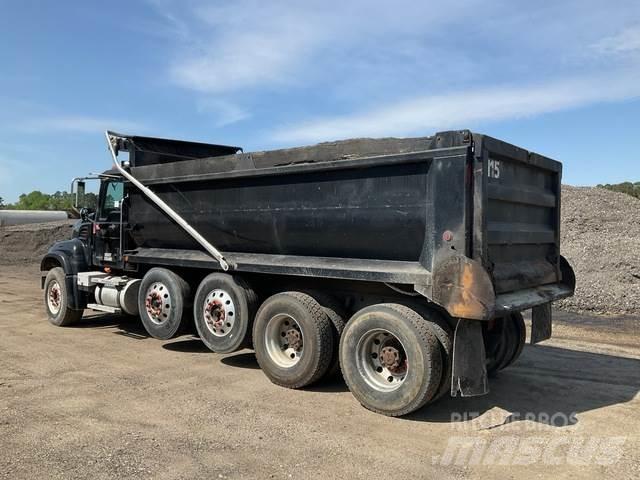 Mack CV713 Camion benne