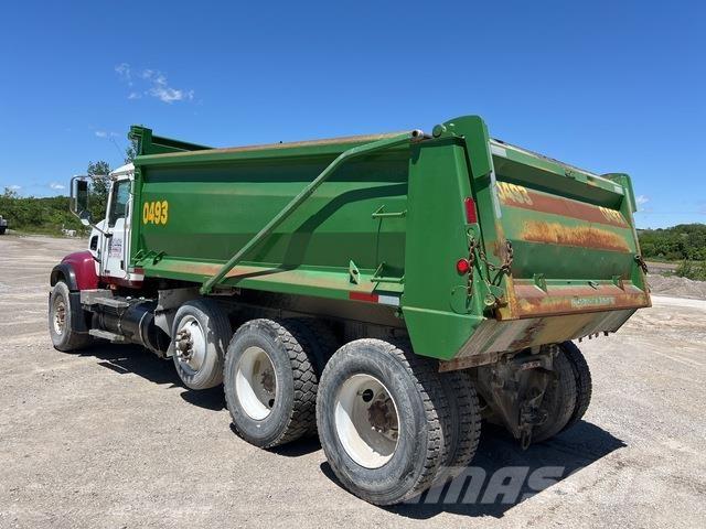 Mack CV713 Camion benne