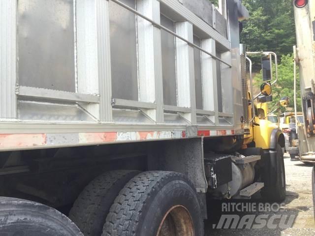 Mack CV713 Sableuse et saleuse