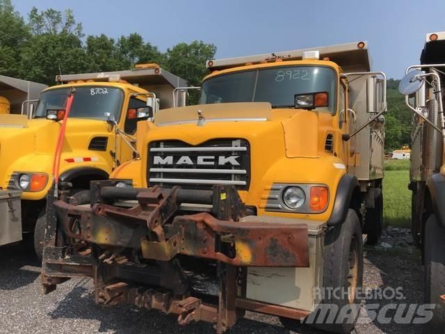 Mack CV713 Sableuse et saleuse