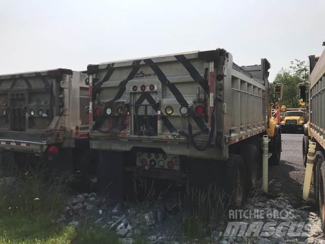 Mack CV713 Sableuse et saleuse