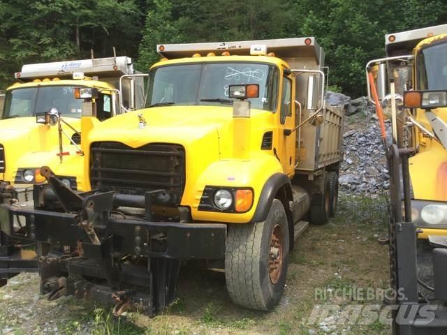 Mack CV713 Sableuse et saleuse