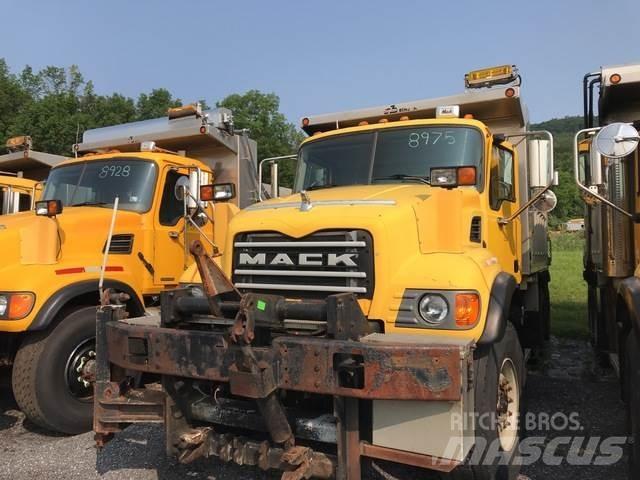 Mack CV713 Sableuse et saleuse