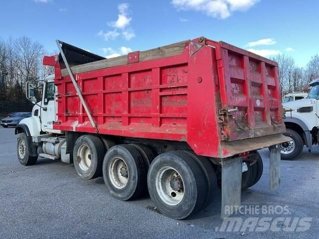 Mack CV713 Camion benne