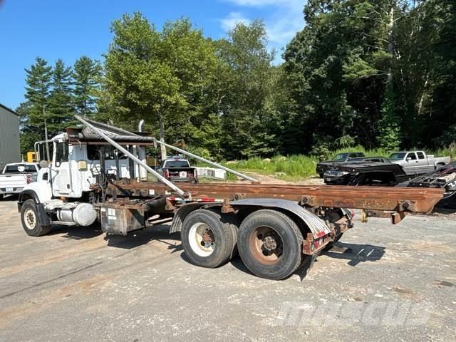 Mack CV713 Camion multibenne