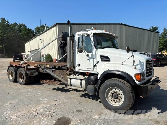 Mack CV713 Camion multibenne