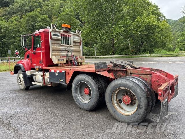 Mack CV713 Tracteur routier