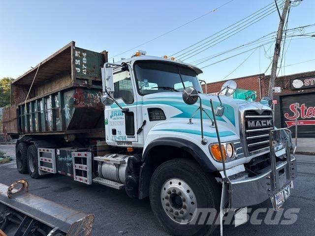 Mack CV713 Camion multibenne