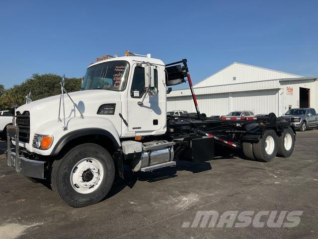 Mack CV713 Camion multibenne