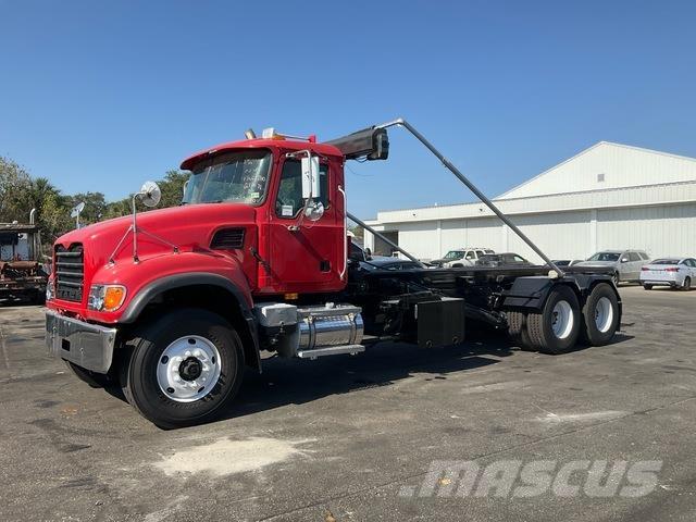 Mack CV713 Camion multibenne