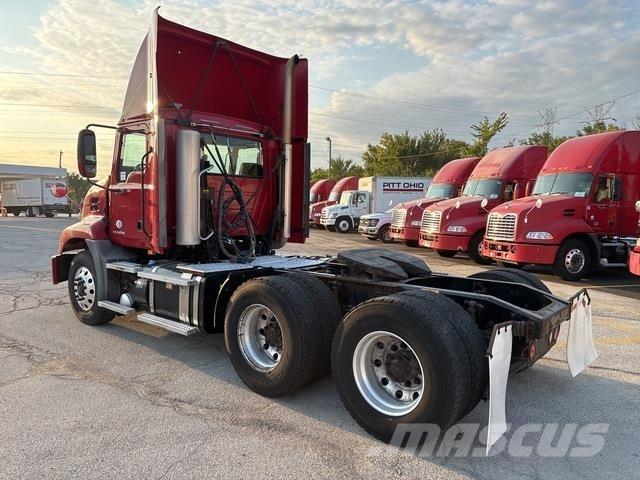 Mack CXU613 Tracteur routier
