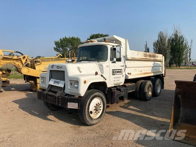 Mack DM686S Camion benne