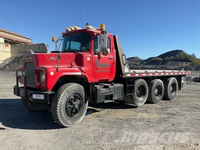 Mack DM686S Camion plateau