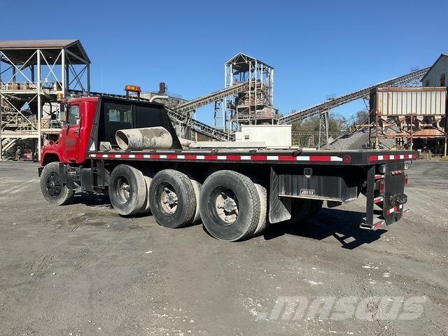 Mack DM686S Camion plateau
