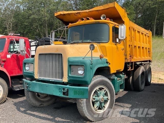 Mack DM686SX Camion benne