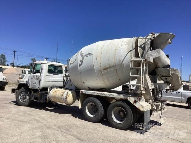 Mack DM690S Autre camion