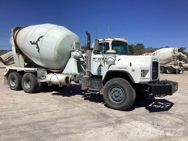 Mack DM690S Autre camion