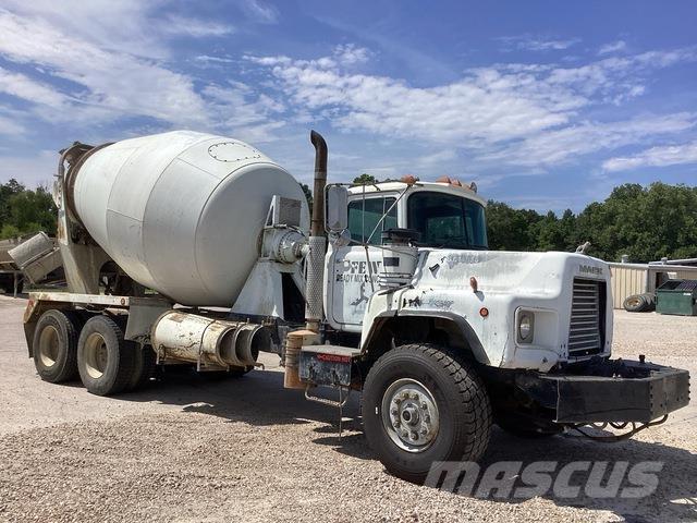 Mack DM690S Autre camion