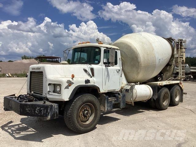 Mack DM690S Autre camion