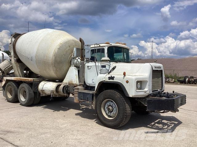 Mack DM690S Autre camion