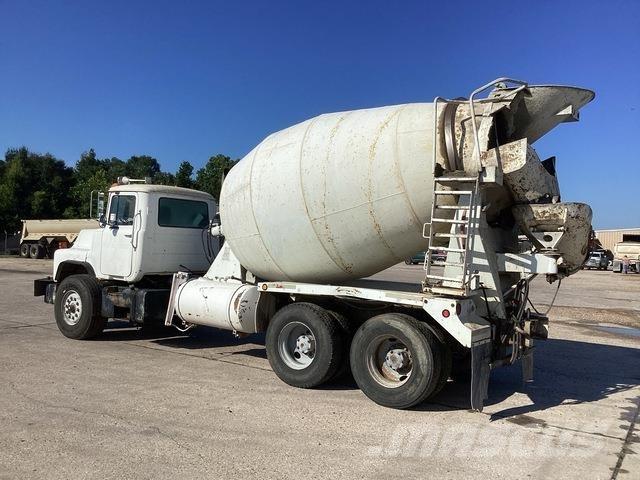 Mack DM690S Autre camion