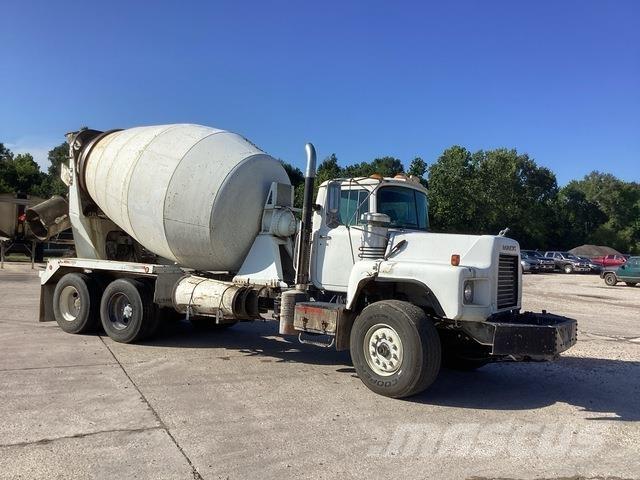 Mack DM690S Autre camion