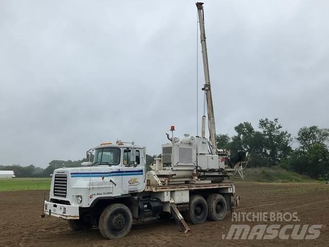 Mack DMM6906S Camion foreuse