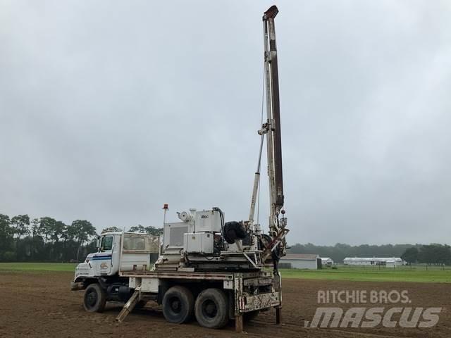 Mack DMM6906S Camion foreuse