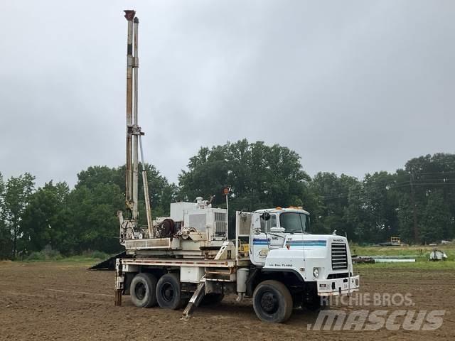 Mack DMM6906S Camion foreuse