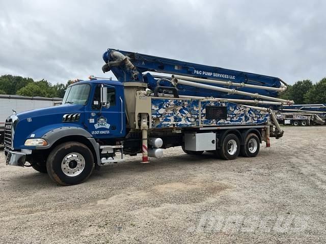 Mack GR64B Pompe à béton