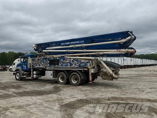 Mack GR64B Pompe à béton