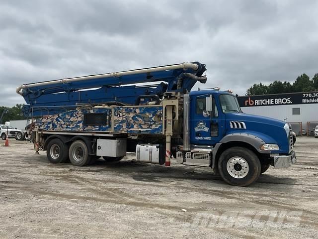 Mack GR64B Pompe à béton