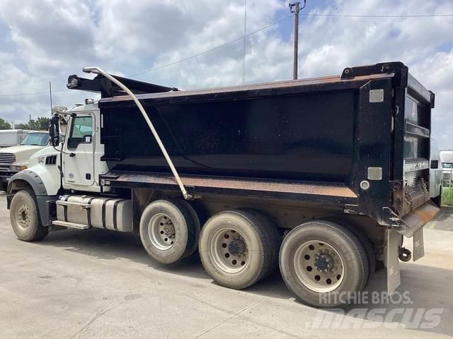 Mack GR64F Camion benne